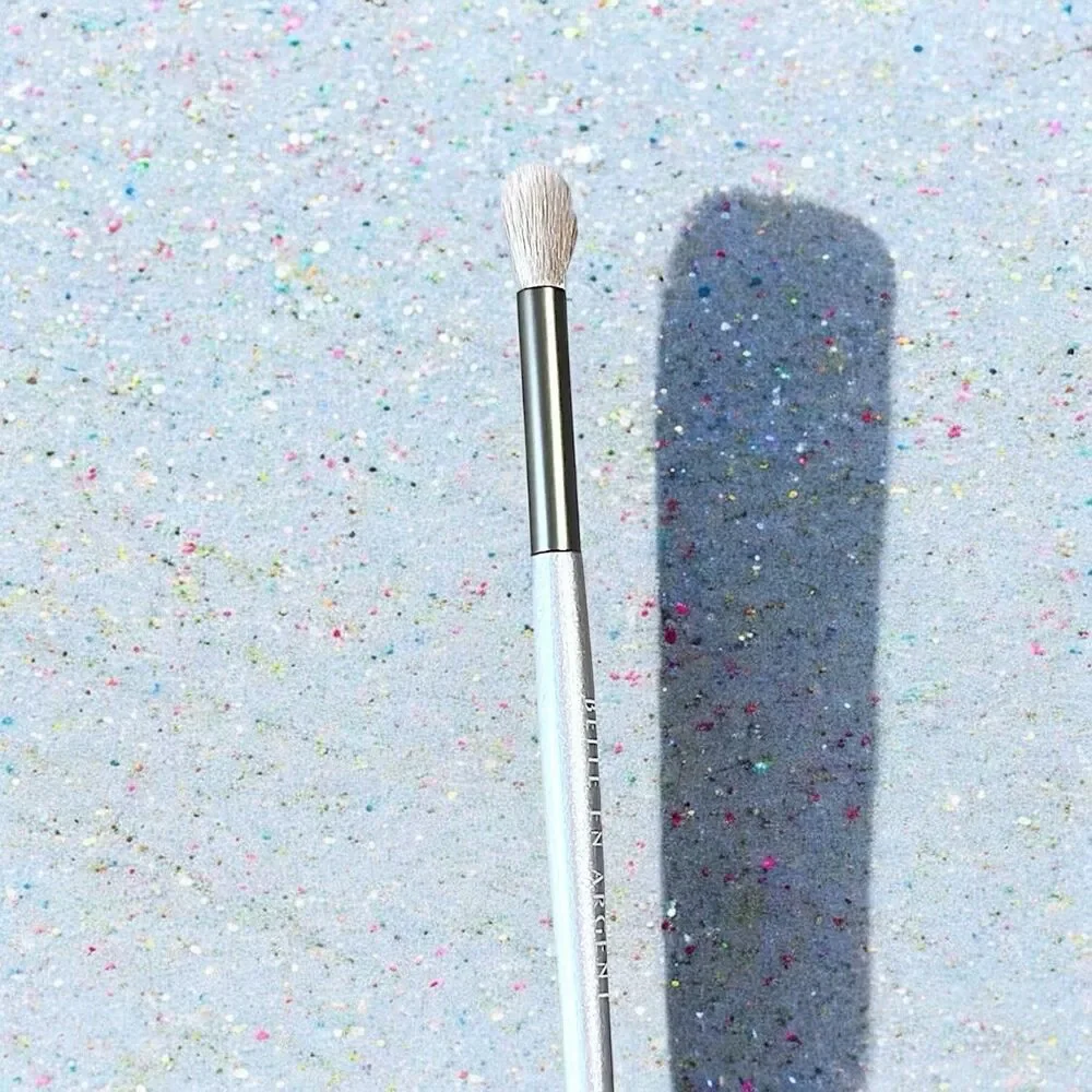BELLE EN ARGENT THE SUBTLY SHADY CREASE AND BLEND BRUSH New Without Box